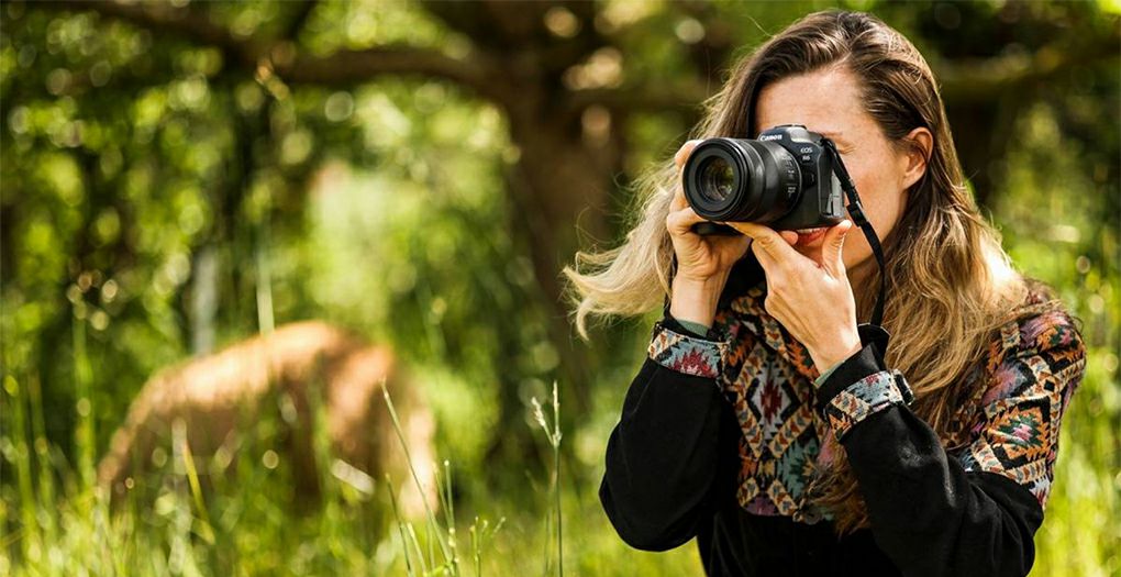 RF 85 mm f2 IS STM - Žena fotografira u prirodi objektivom